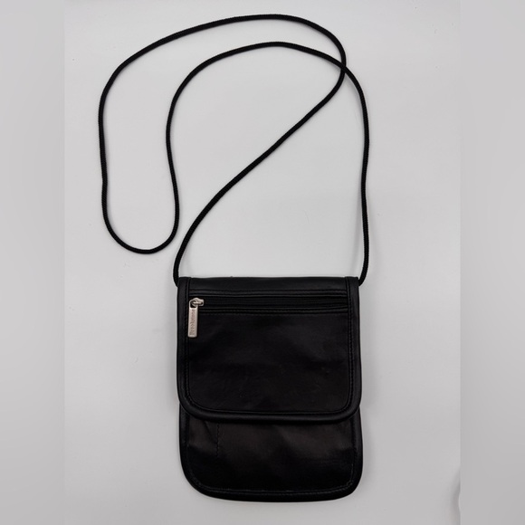 Brookstone Handbags - Brookstone black leather travel bag